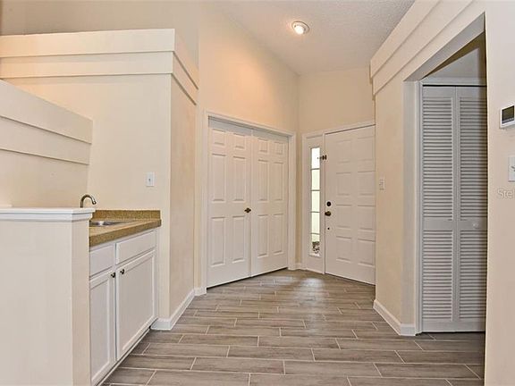 4th image of 714 Barrington Cir