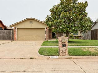 929 SW 11th St, Moore, OK 73160