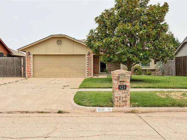 929 SW 11th St, Moore, OK 73160