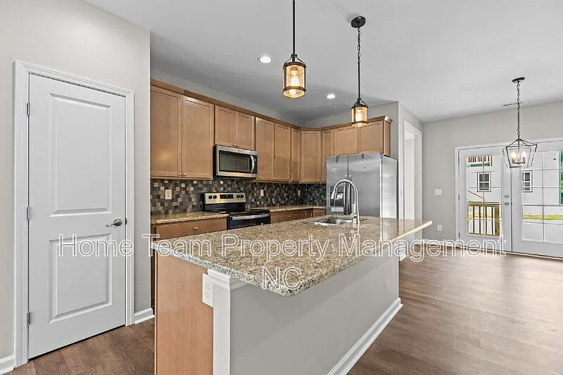 3 bed, 2.5 bath, $1,800 — Photo 2