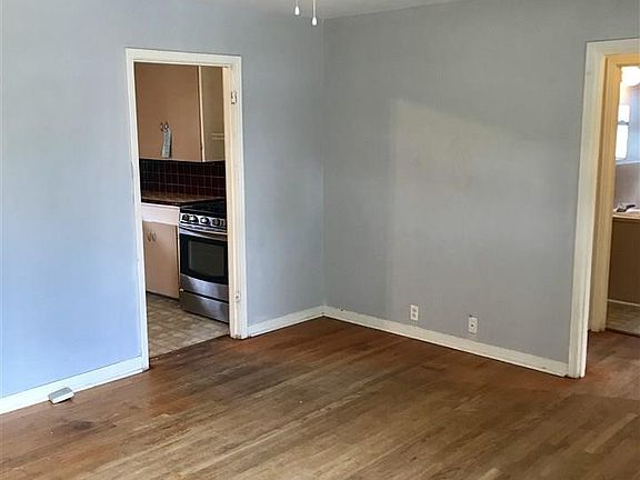 3rd image of 602 W Washington Ave