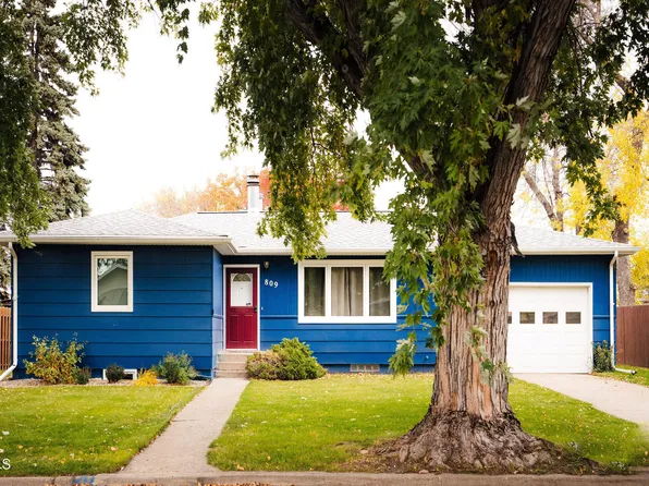 809 12th St NE, Jamestown, ND 58401