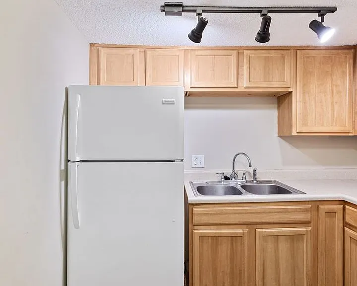 Balsam Avenue Apartments - The Courts — Photo 33