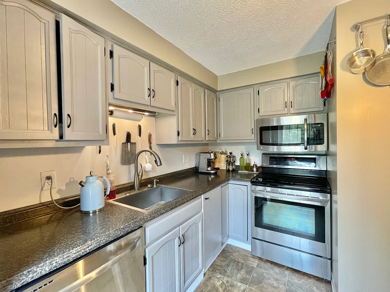 2 bed, 1.5 bath, 1054 sqft, $3,000 — Photo 4