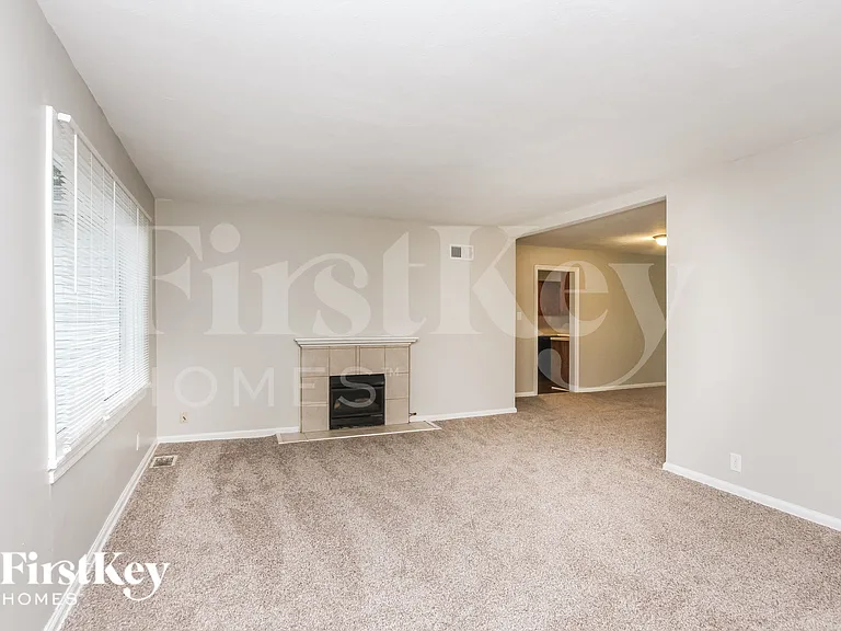 5614 N Victoria Dr — Photo 3