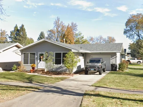 2121 S 20th St, Grand Forks, ND 58201