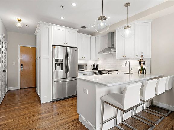 4th image of 501 9th St APT 309