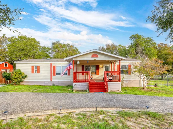 697 LIVE OAK DR, Adkins, TX 78101