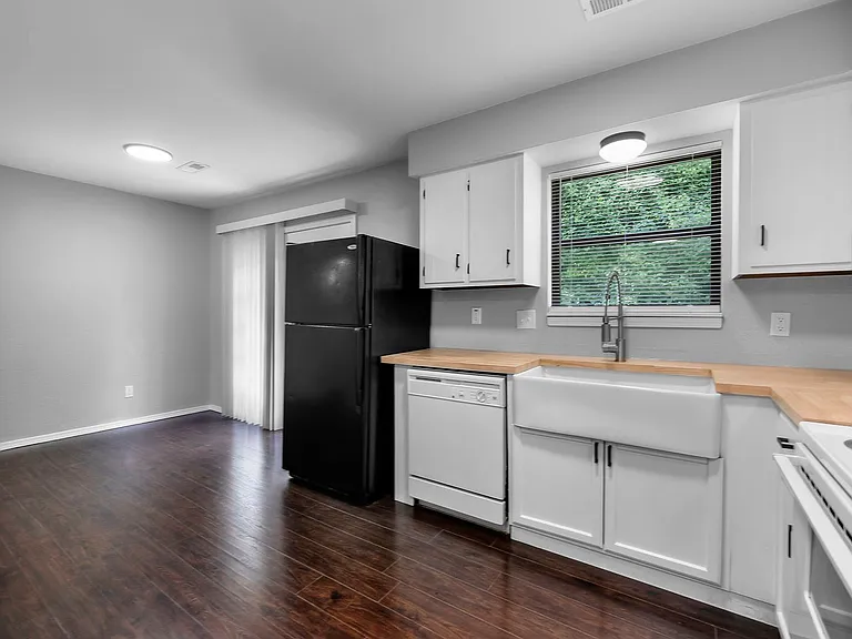 2563 Lisa Dr — Photo 9