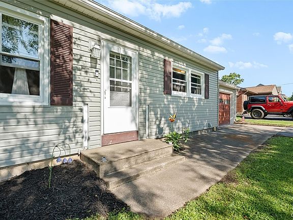 3rd image of 105 Throop Ave