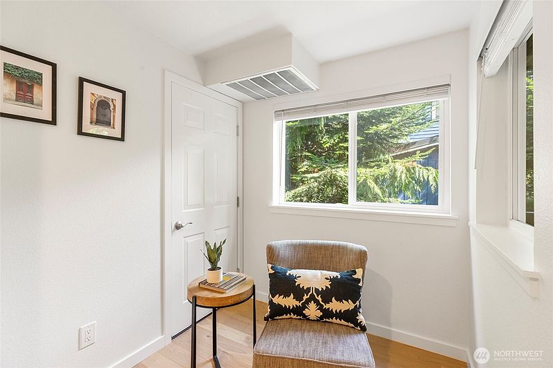 4th image of 18523 68th Avenue NE #102