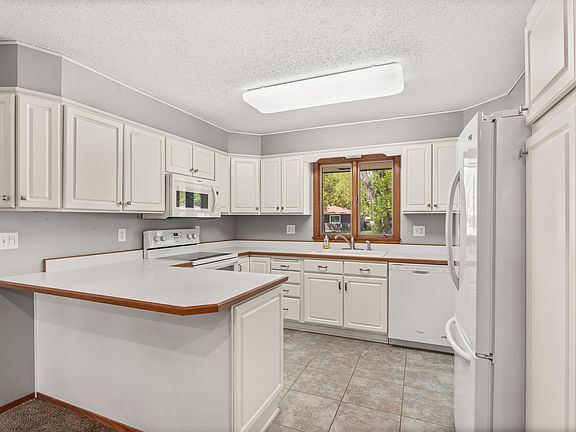 3rd image of 941 Crestview Dr
