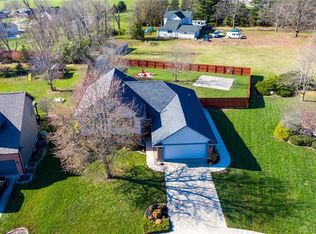 1227 Amberwood Ct, Bellbrook, OH 45305