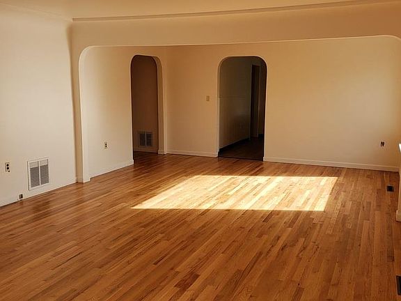 3rd image of 415 S Jennings Ave