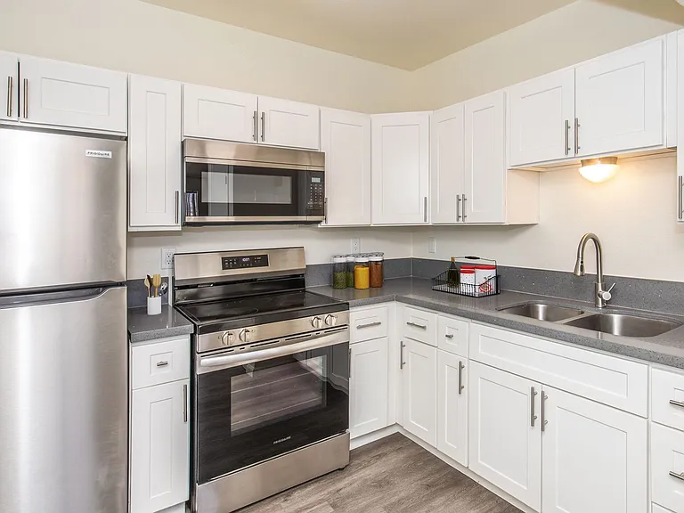 Garden Plaza Apartments — Photo 36