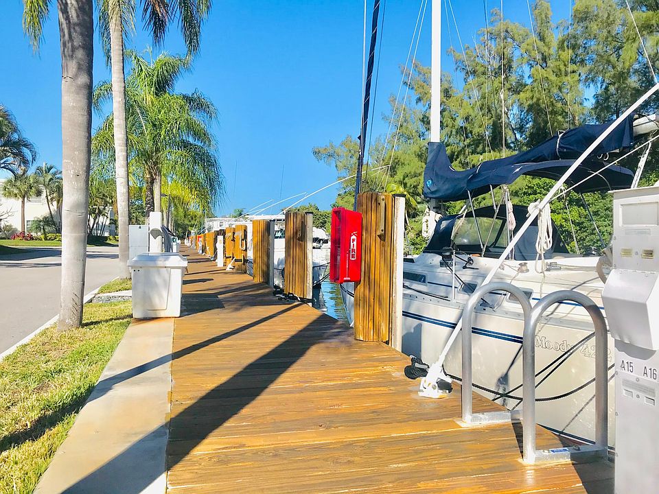 Intracoastal Living! Welcome to Bay Colony