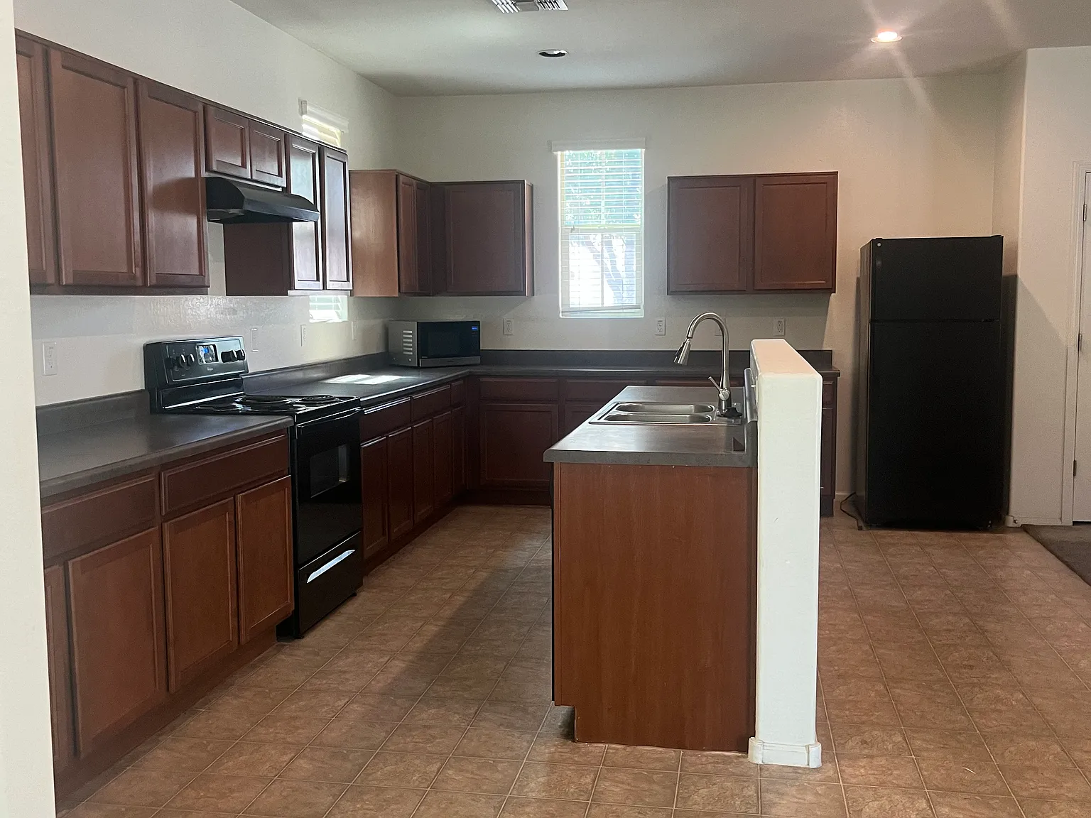 3 bed, 2.5 bath, 2303 sqft, $2,150 — Photo 3