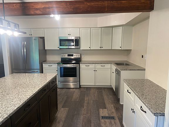 4th image of 544 Robinhood Dr