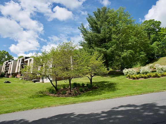 2nd image of 125 Fox Run Ln #125