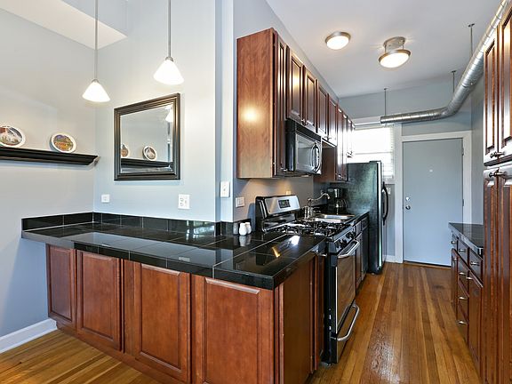 5th image of 1651 W Pratt Blvd APT 3A