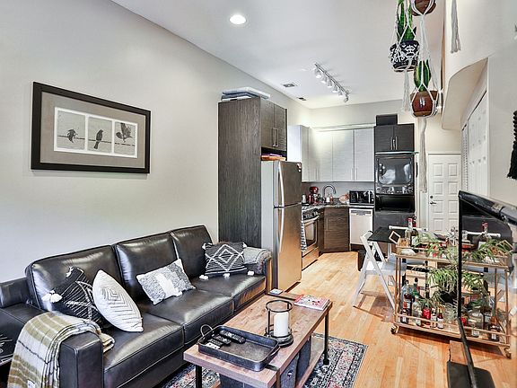 3rd image of 838 N Hoyne Ave APT 2F