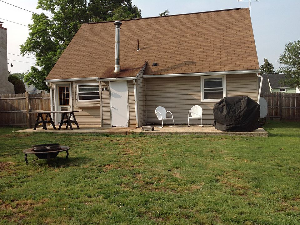2nd image of 318 W Walnut St