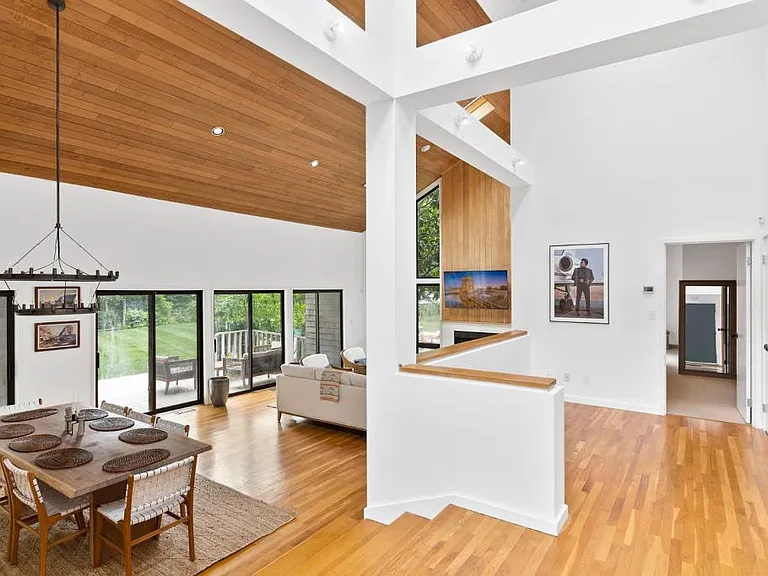749 Edge Of Woods Rd — Photo 3