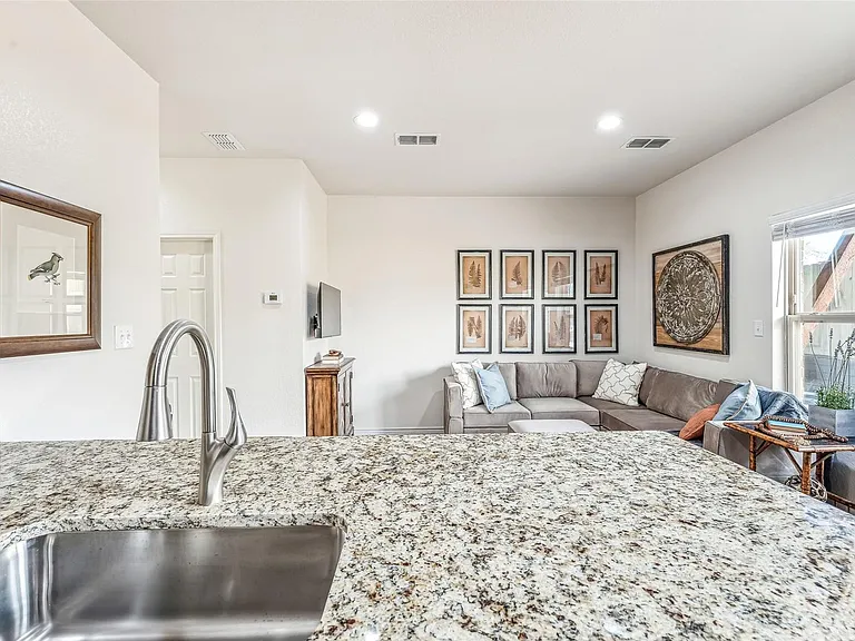 1111 W Vanderbilt St — Photo 44
