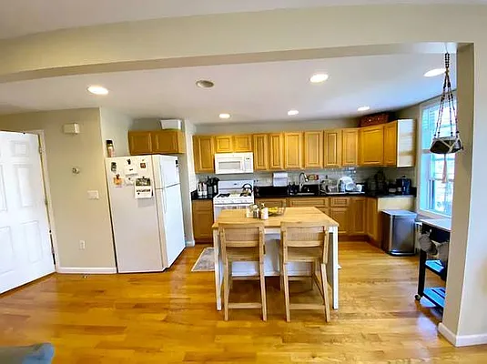 Rented by Voro Purple LLC | media 4