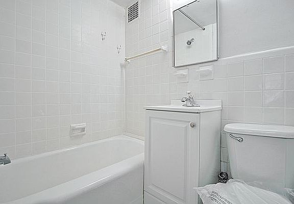 4th image of 239 E 80th St APT 4B