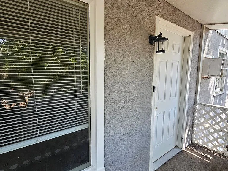 831 Niantic St — Photo 4