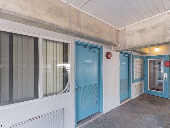 4th image of 928 Wesley Ave #305