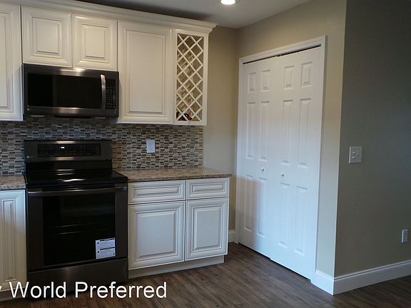 3rd image of 125 E Cottesmore Cir