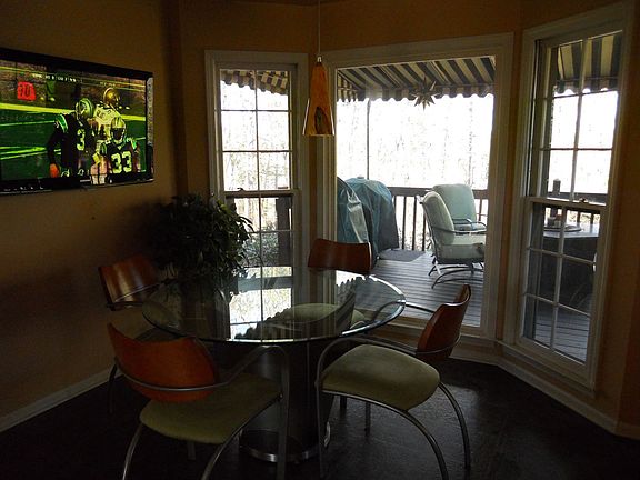 EATING AREA WITH BAY WINDOW