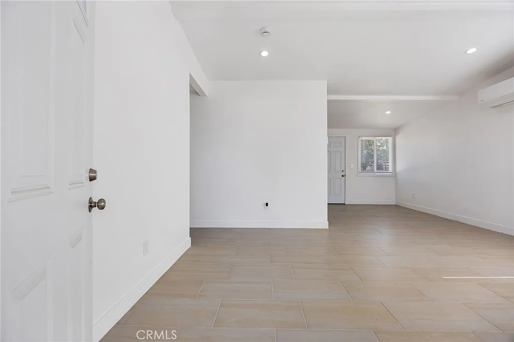 3 bed, 954 sqft, $2,500 — Photo 3