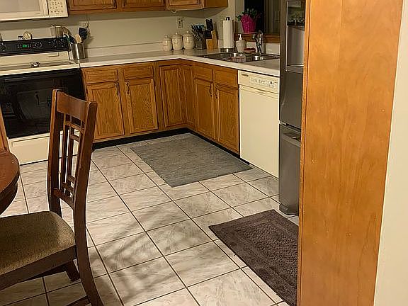 5th image of 405 Castlewood Ct