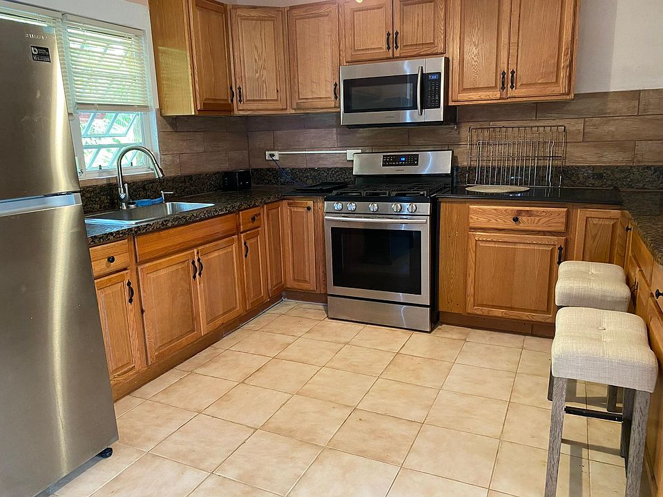Full kitchen on main door in floored by