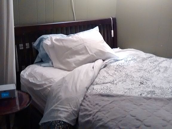 Queen Bed wit luxury linens