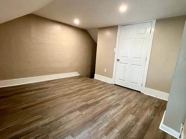 208-210-212 W High St #210 — Photo 9