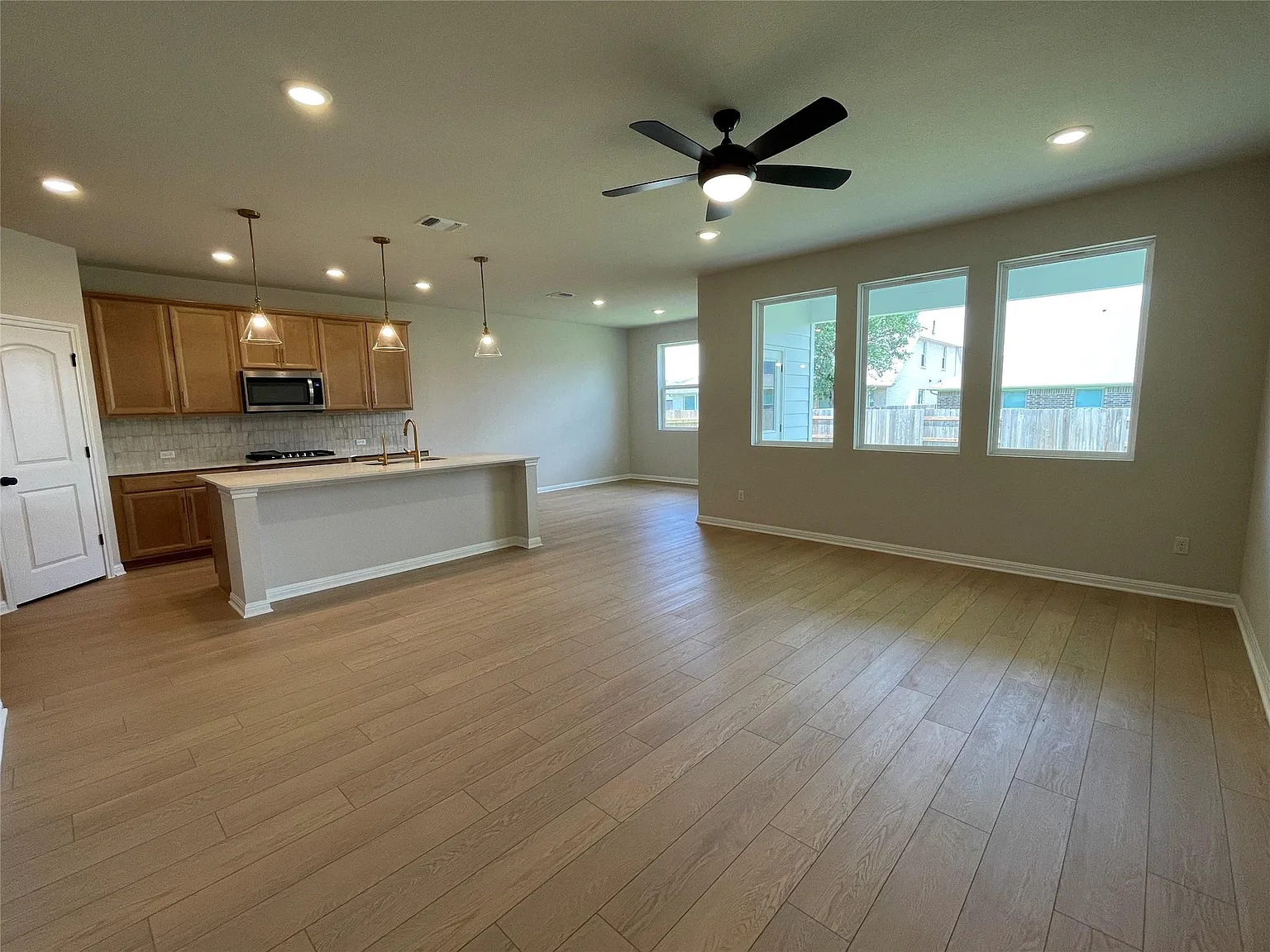 4 bed, 2.5 bath, 1897 sqft, $2,575 — Photo 3