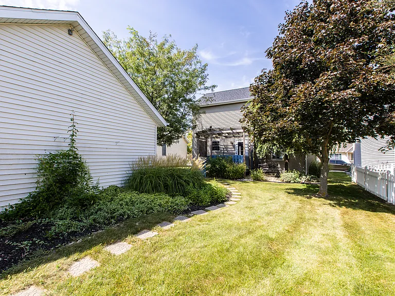 1103 Perry Ln — Photo 23