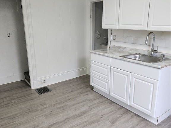 2nd image of 429-431 W 52nd St #1