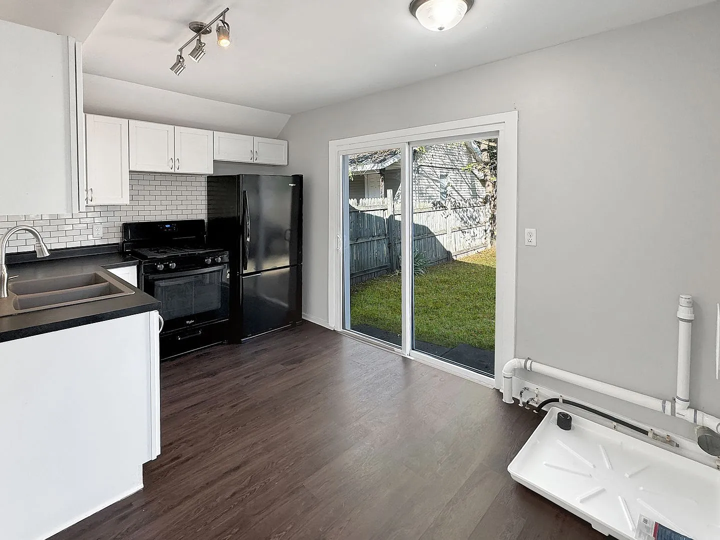 1 bed, 1.0 bath, $1,195 — Photo 2
