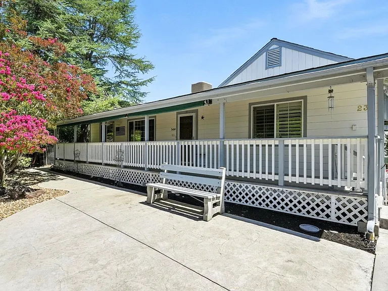 Acacia Ln — Photo 14