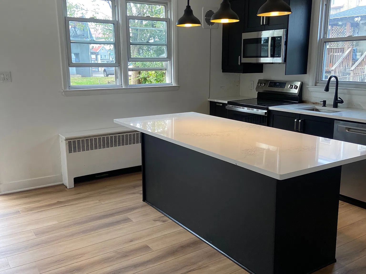 3 bed, 1200 sqft, $3,300 — Photo 2