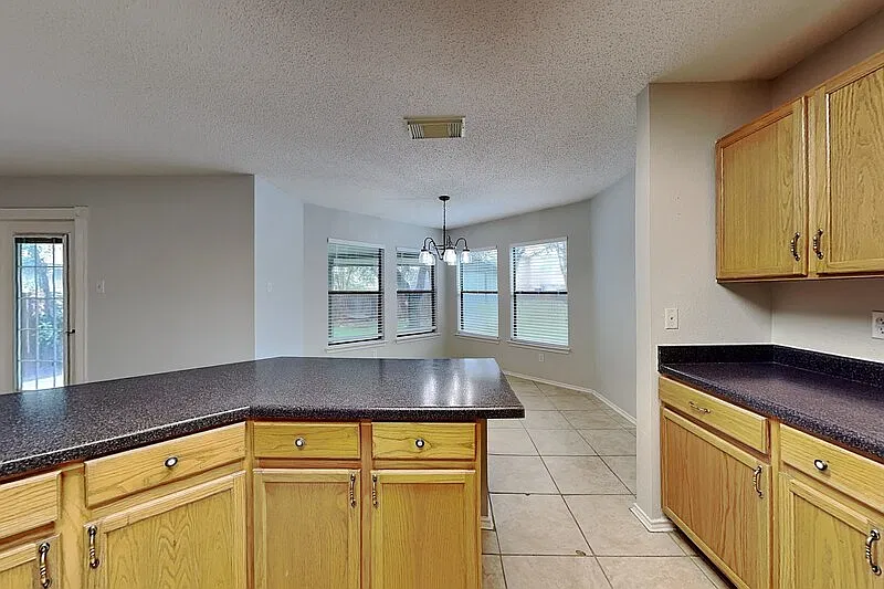 4 bed, 2.5 bath, 2799 sqft, $2,050 — Photo 4