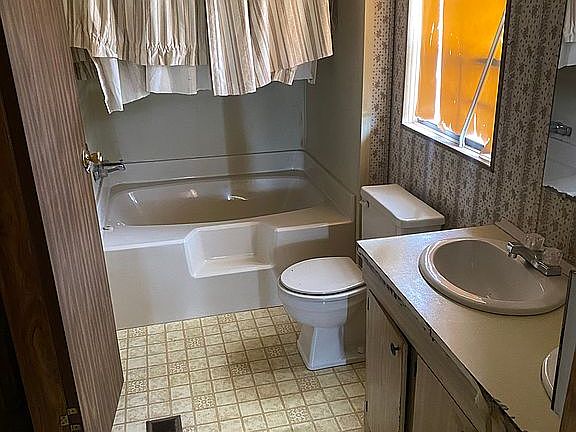 5th image of 110 Blue Ln