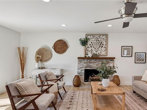 3rd image of 2611 Alvord Ln