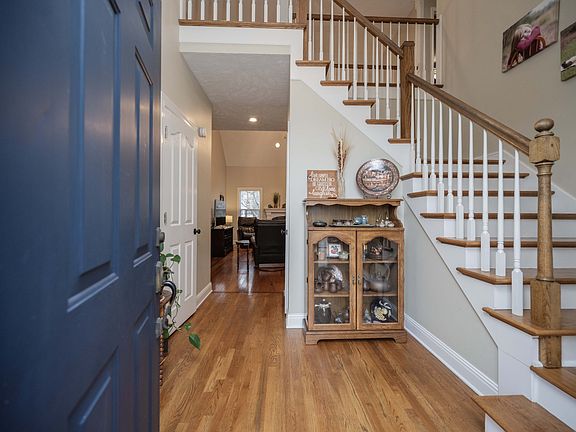 2nd image of 302 Royal Glen Blvd