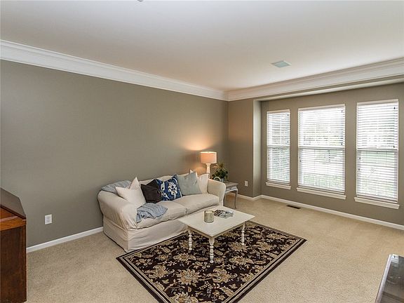 5th image of 731 Princeton Ln